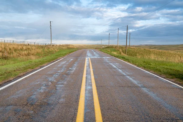 Carretera rural húmeda en Nebraska — Foto de Stock