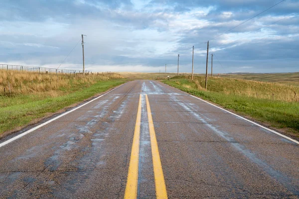 Mokra wiejska autostrada w stanie Nebraska — Zdjęcie stockowe