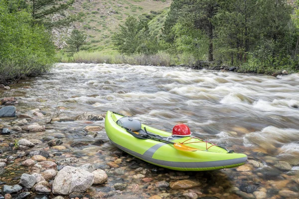 Kayak inflable de agua blanca en el río de montaña — Foto de Stock