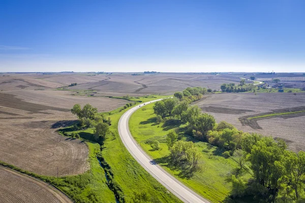 Geploegd velden en snelweg in Nebraska Sandhills — Stockfoto