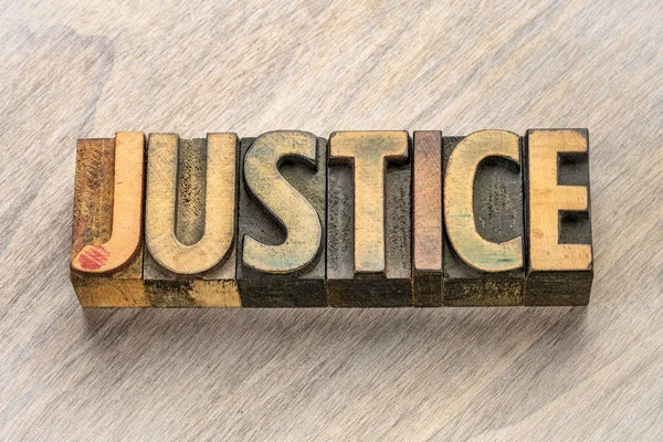 Słowo sprawiedliwości w rodzaju drewna Typografia — Zdjęcie stockowe