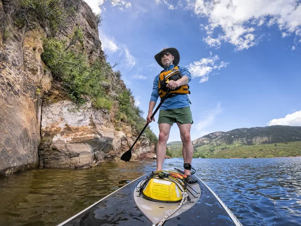 De pie remando en un lago en Colorado —  Fotos de Stock