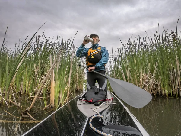 De pie remando en un lago en Colorado —  Fotos de Stock