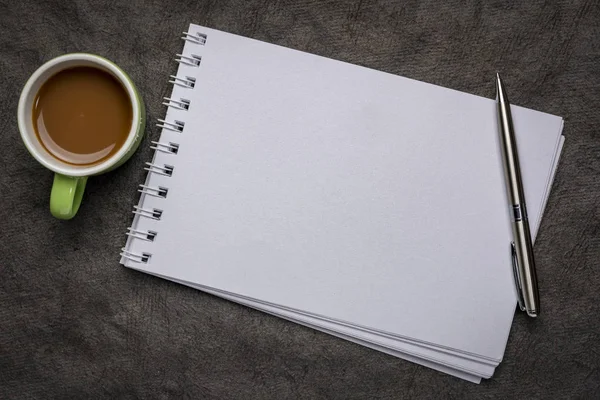 Cuaderno de dibujo en espiral en blanco —  Fotos de Stock