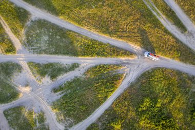 Suv kumlu yollar havadan görünümü üzerinde