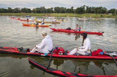 nehir yarışının başlangıcında kürekçiler