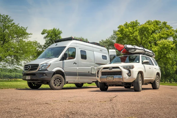 Toyota 4 runner geländewagen und winnebago schwelgen camper — Stockfoto