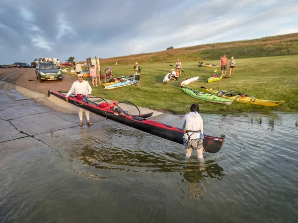 Pagayeurs lancent des bateaux pour la course fluviale — Photo