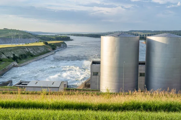 Dam en elektriciteitscentrale op de Missouri River — Stockfoto