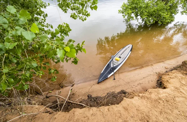 Rendimiento gira stand up paddleboard — Foto de Stock