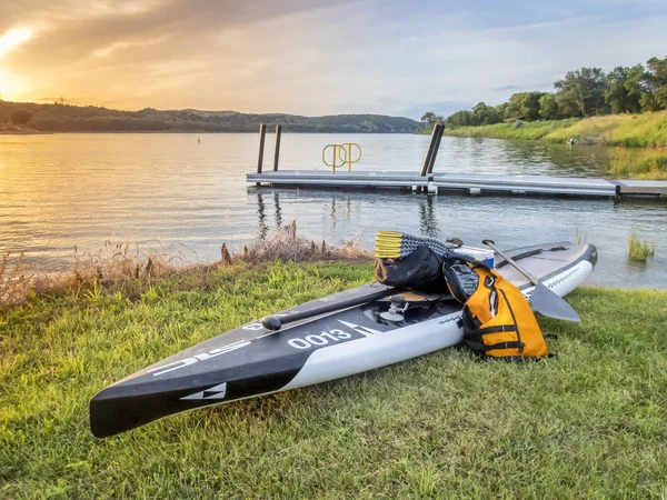 Debout paddleboed prêt pour une longue course de rivière — Photo