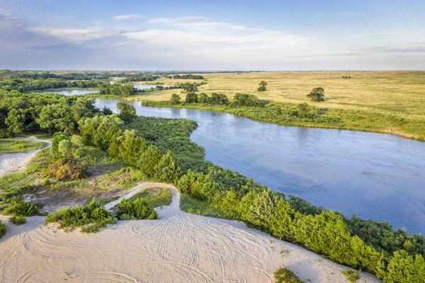 Dystra floden slingrande tråg Nebraska Sandhills — Stockfoto