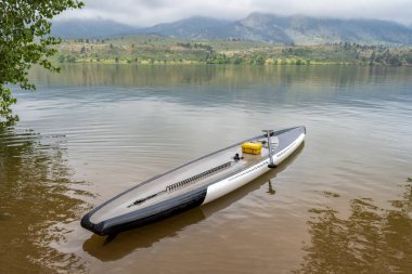 Emniyet tasma ile Paddleboard