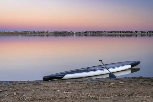 Zmierzch nad jeziorem z paddleboard — Zdjęcie stockowe