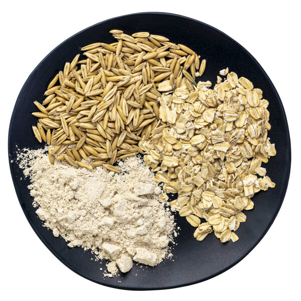 овсяная крупа, хлопья и мука на черной тарелке

