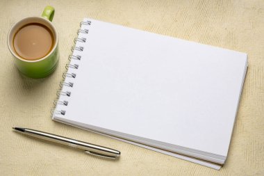 Boş spiral resim çizim defteri