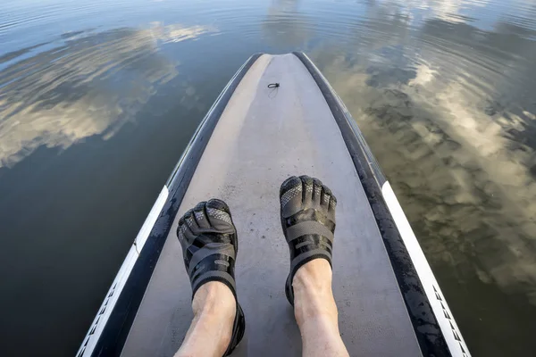 Hombre pies en un paddleboard —  Fotos de Stock