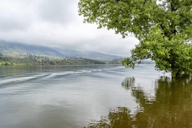 Tekne dağ gölünde uyanıyor.