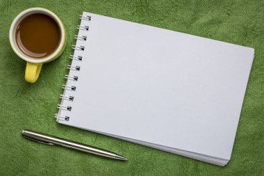 Boş spiral resim çizim defteri