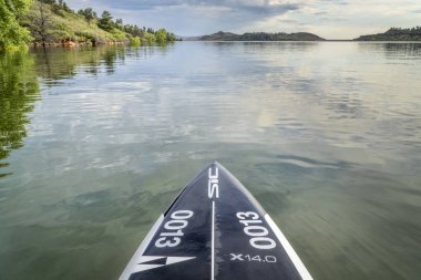 Performans göl üzerinde paddleboard ayağa