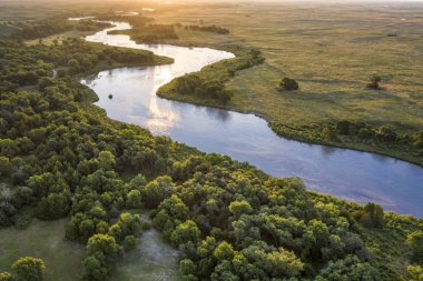 Nebraska 'da Kasvetli Nehir' in üzerinde gün doğumu