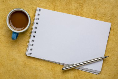 Boş spiral resim çizim defteri