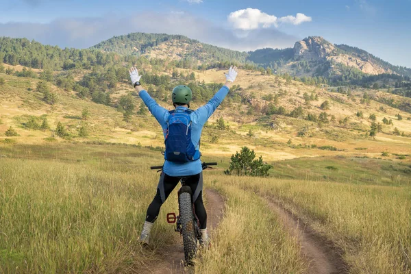 太ったマウンテンバイクで幸せなサイクリスト — ストック写真