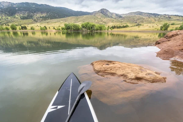 Wstać paddleboard na górskie jezioro — Zdjęcie stockowe