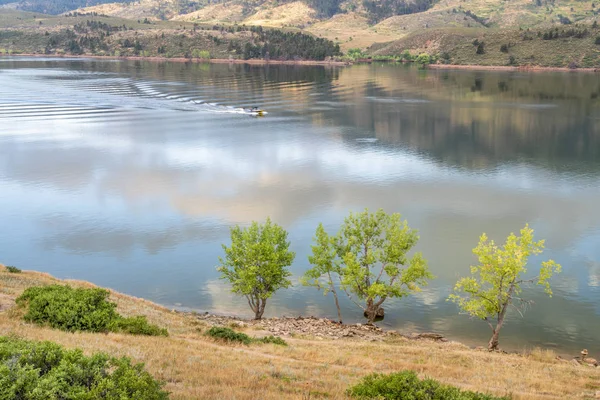 Boat wake on mountain lake — Stock Photo, Image