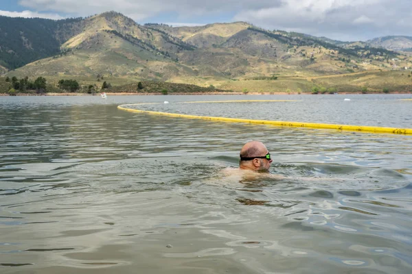 Nadar en el lago de montaña — Foto de Stock