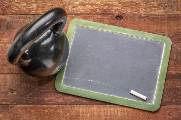 Ardoise tableau noir avec kettlebell — Photo