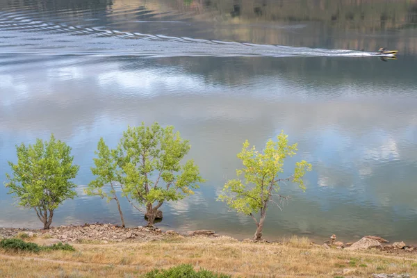 Boat wake on mountain lake — Stock Photo, Image