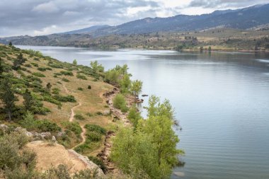 dağ gölünde yaz sabahı