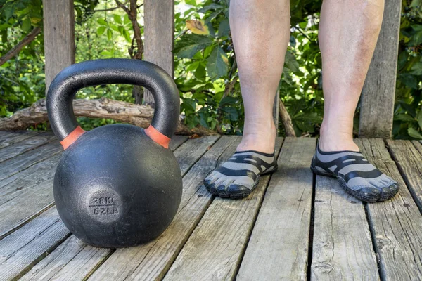 Kettlebell entrenamiento en el patio trasero, concepto de fitness en casa —  Fotos de Stock