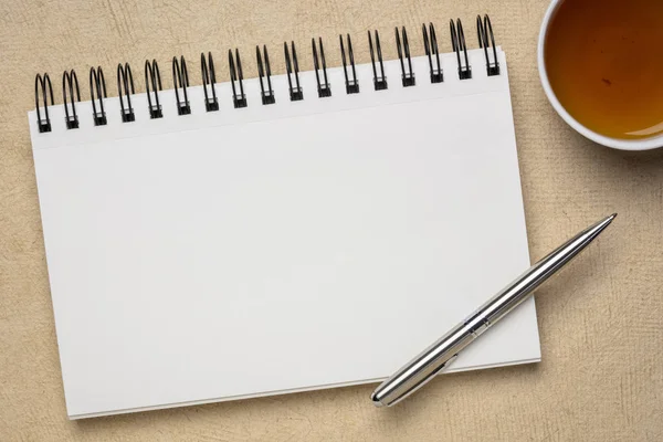 Cuaderno de dibujo en espiral en blanco con té —  Fotos de Stock