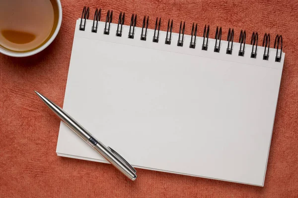 Cuaderno de dibujo en espiral en blanco con té —  Fotos de Stock