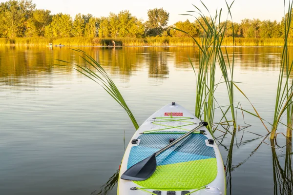 Dmuchana Podstawka do paddleboard na jeziorze — Zdjęcie stockowe