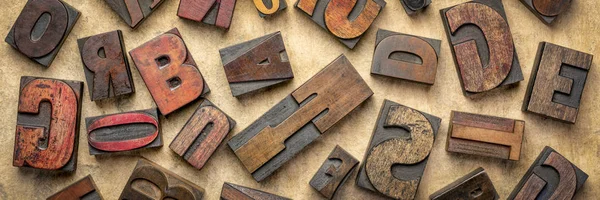 Τυχαία γράμματα τύπου ξύλου φόντο — Φωτογραφία Αρχείου