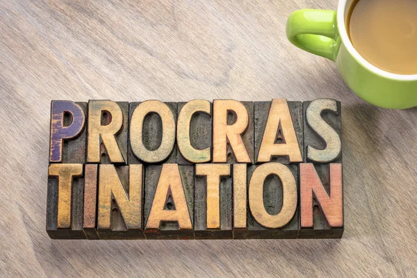 Mot procrastination abstrait dans le type de bois — Photo