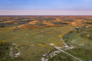 Gün doğumu ışığında Nebraska Sandhills