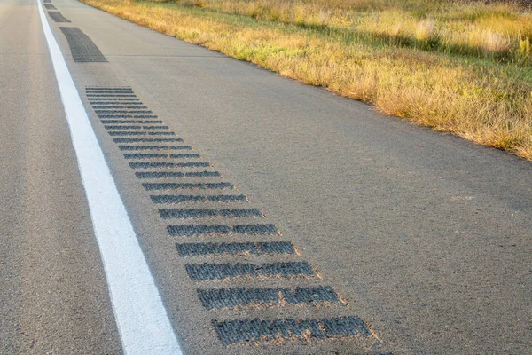 Tiras de estruendo de seguridad en un hombro de carretera — Foto de Stock