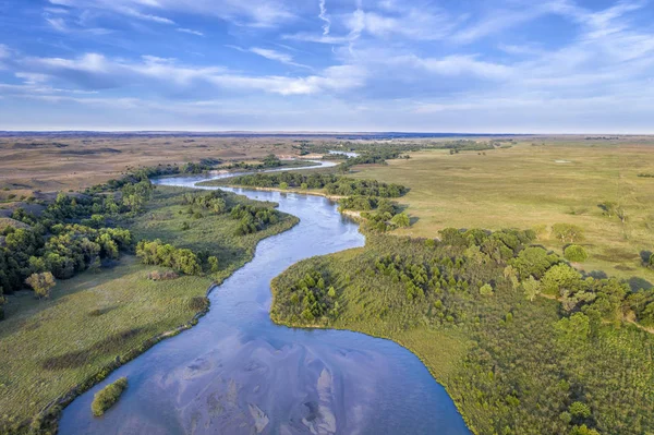 Fiume triste serpeggiante attraverso Nebraska Sandhills — Foto Stock