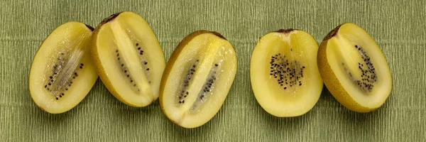 Row of cut gold kiwifruit berries — Stock Photo, Image