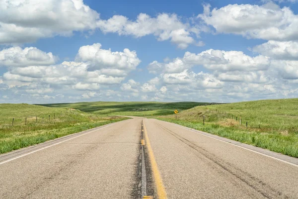 Autostrada rurale attraverso il Nebraska Sandhills — Foto Stock