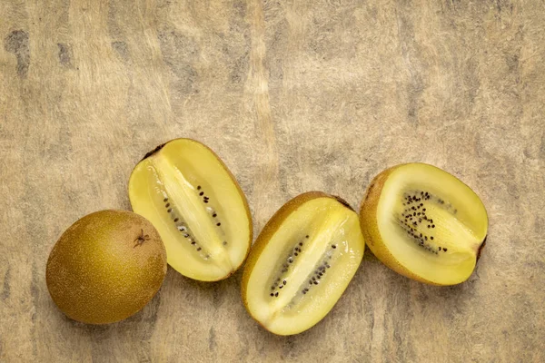 Row of cut gold kiwifruit berries — Stock Photo, Image