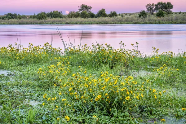 Dämmerung über trostlosem Fluss in nebraska sandhills — Stockfoto