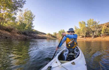 Pov gölünde kürek çekme seferi kanosu.