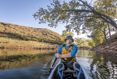 Pov gölünde kürek çekme seferi kanosu.