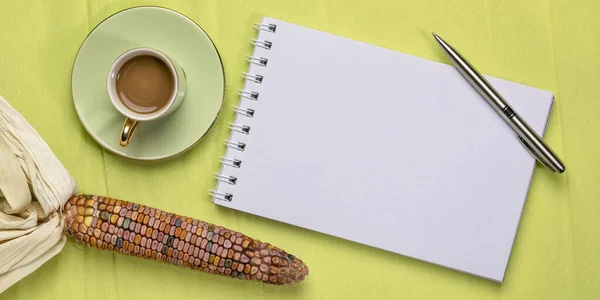 Caderno de esboços em espiral em branco com milho — Fotografia de Stock