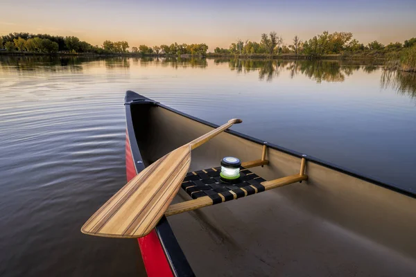 Red canoe on a lake shore — Stock Photo, Image